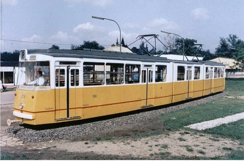 Ganz villamos előtte